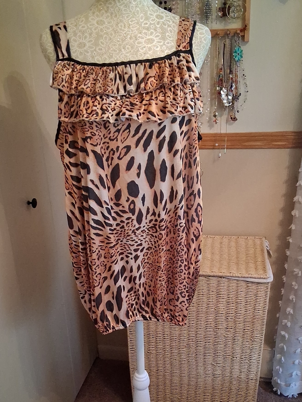 Happie Sleeveless Leopard Print Ruffle Tank. Sz XL